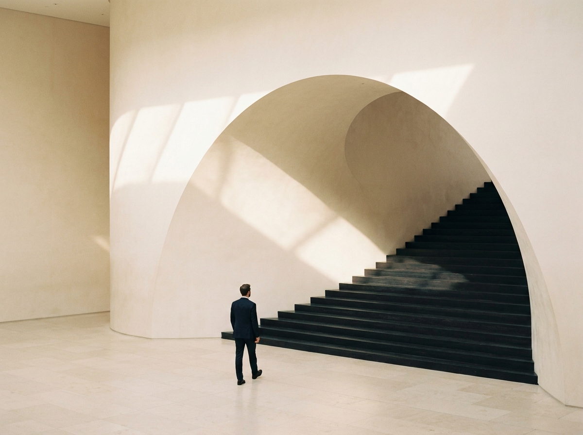 Figura caminando hacia una escalera monumental bajo un arco de piedra